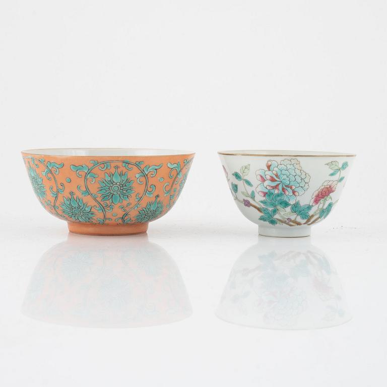 A Chinese famille rose bowl and cup, late Qing dynasty/around 1900.