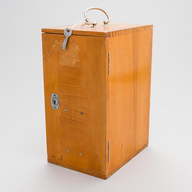 Ernst Leitz Wetzlar, A microscope with a box.