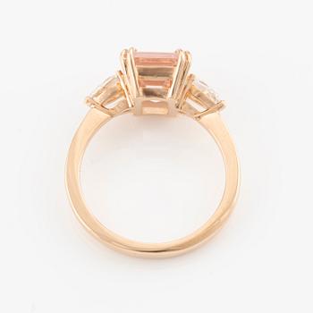Ring in 18K gold with a faceted morganite and round brilliant-cut diamonds.