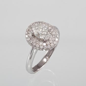 RING, 18K vitguld med briljantslipade diamanter ca 0.48 ct samt ovalslipad diamant ca 0.87 ct. Vikt 4,3 gram.