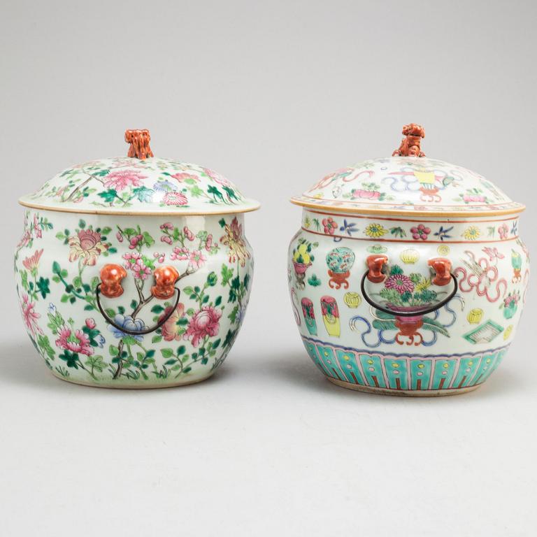 MATSKÅLAR, tre stycken med LOCK, två stycken, porslin. Qingdynastin, sent 1800-tal.