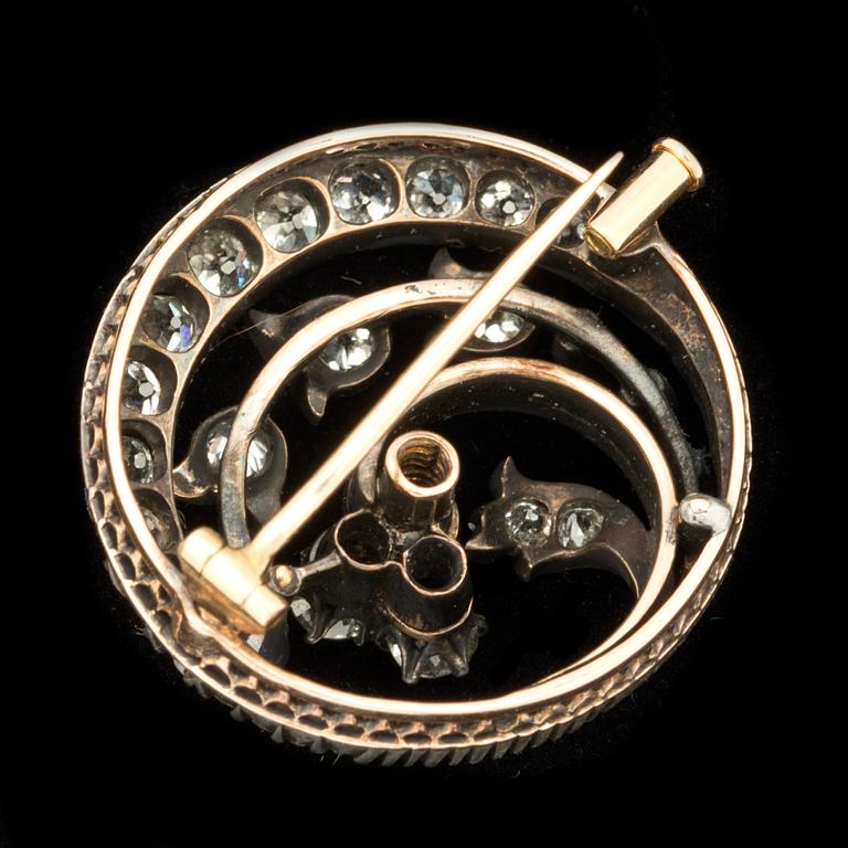 A old- and rose-cut diamond brooch.