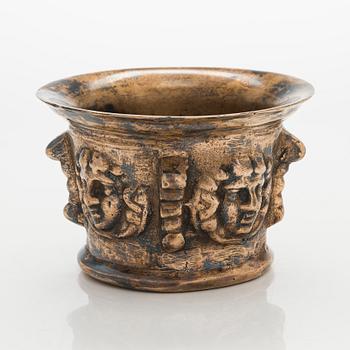 Mortar and pestle. Bronze. Spain, 17th century.