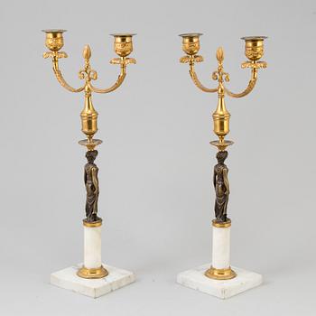 A PAIR OF BRONZE AND MARBLE CANDELABRA, late gustavian style, first half of the 20th century.