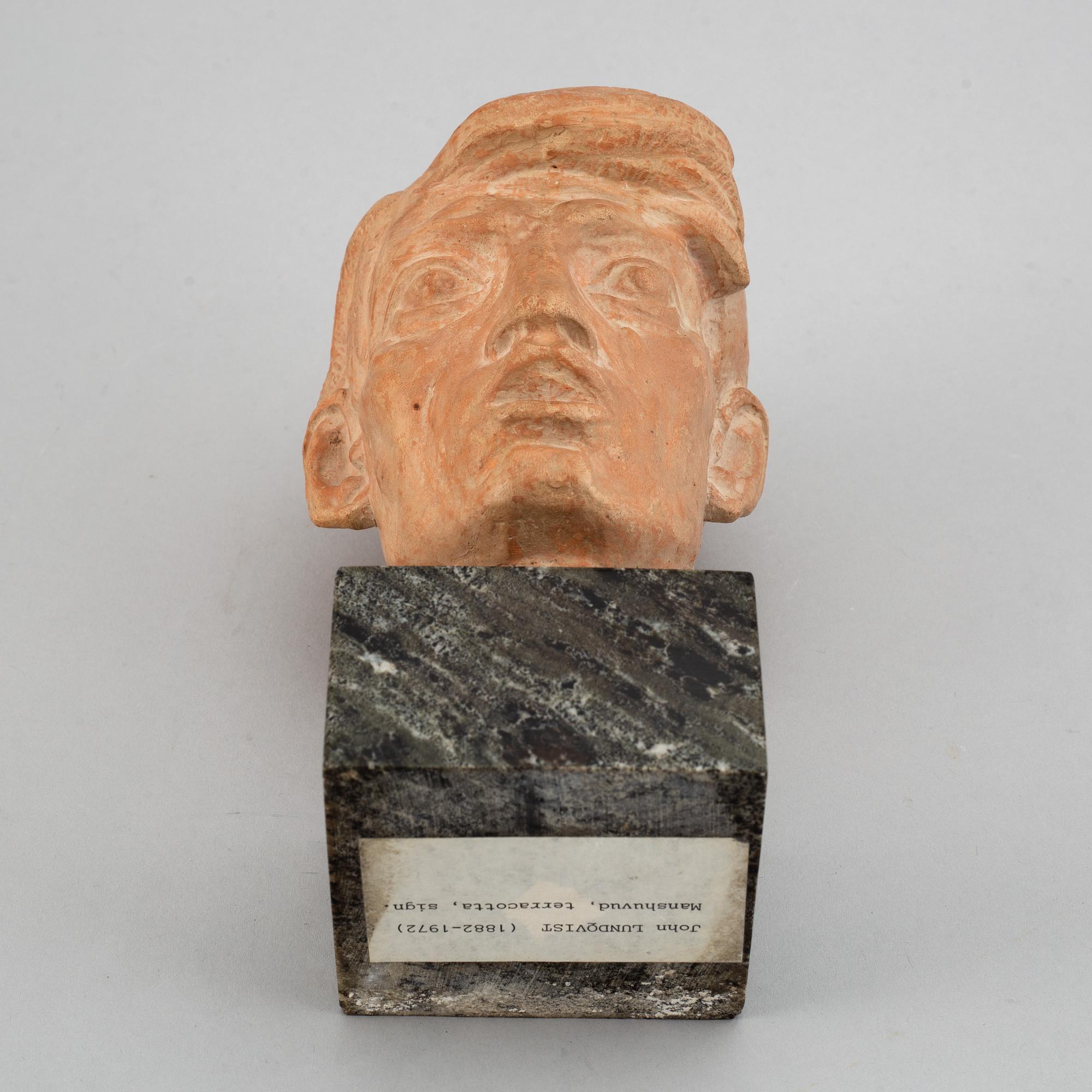 JOHN LUNDQVIST, Skulptur, sign. Terrakotta, total höjd 19 cm.