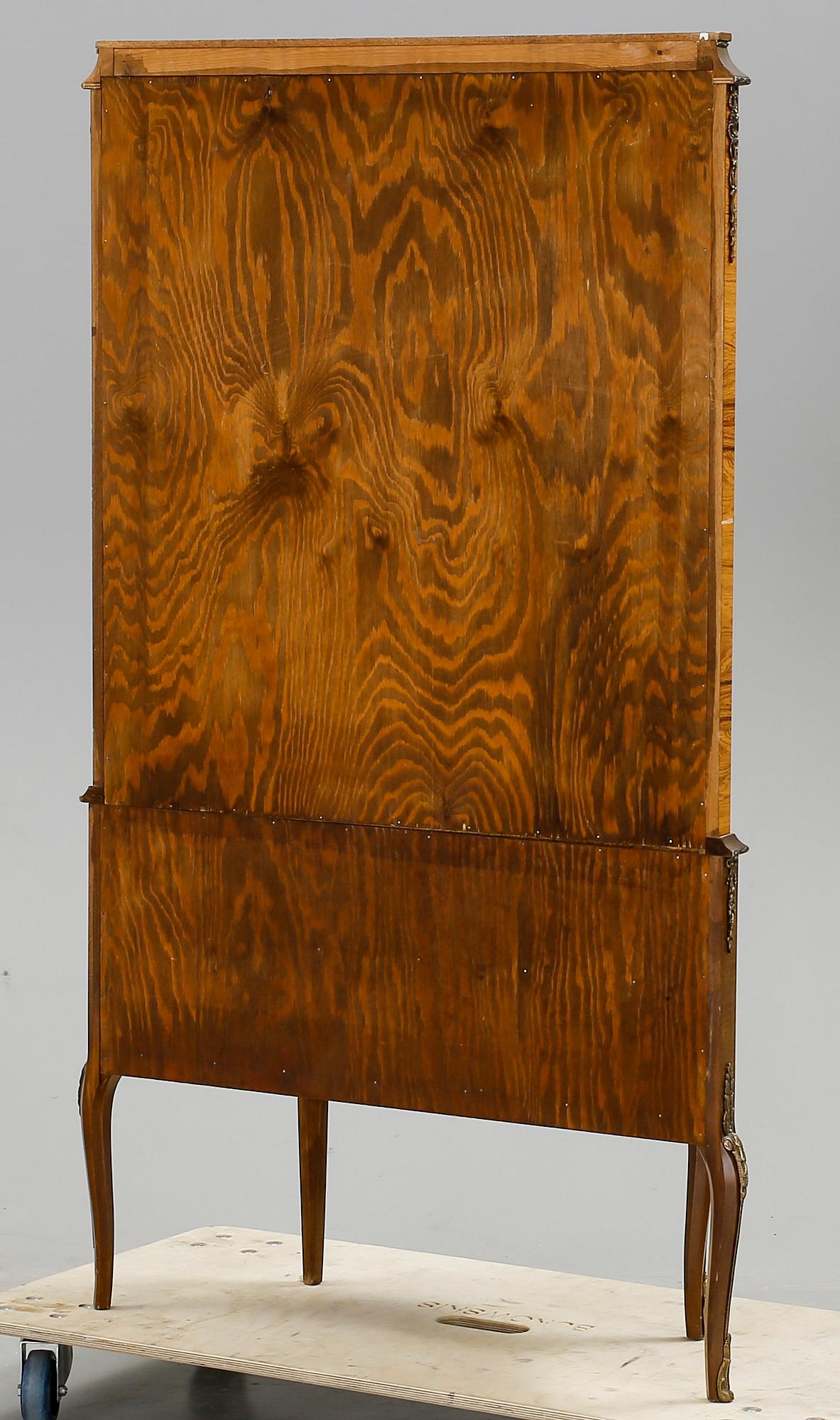 VITRINSKÅP, Louis XVI-stil, 1900-talets mitt.