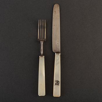 36 psc silver and mother of pearl fruit cutlery, England 19th century.