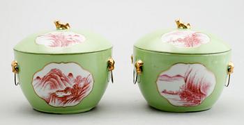 LOCKSKÅLAR, 1 par, porslin, Kina, 1900-tal.