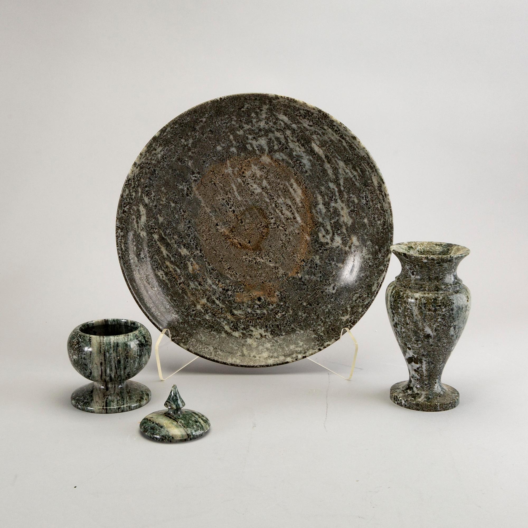 Skål, vas, burk med lock, 3 dlr, Kolmårds marmor, 1900-talets andra hälft.