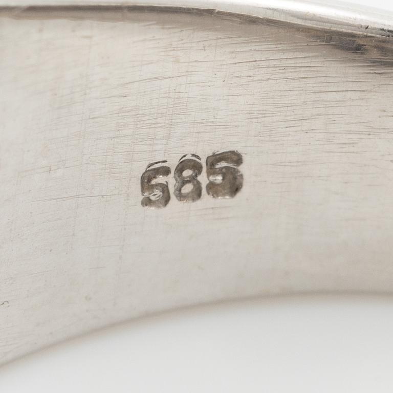 Ring in 14K white gold set with princess-cut and brilliant-cut diamonds.