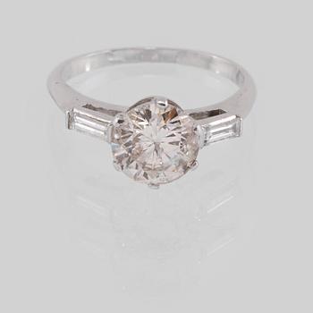 RING, platina med briljantslipade diamant 2.19 ct samt 2 baguettslipade diamanter 0.21 ct, Vikt 5,1 gram.