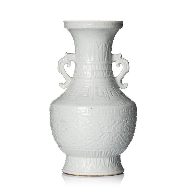 Vas, blanc de chine. Qingdynastin, 1700-/1800-tal.