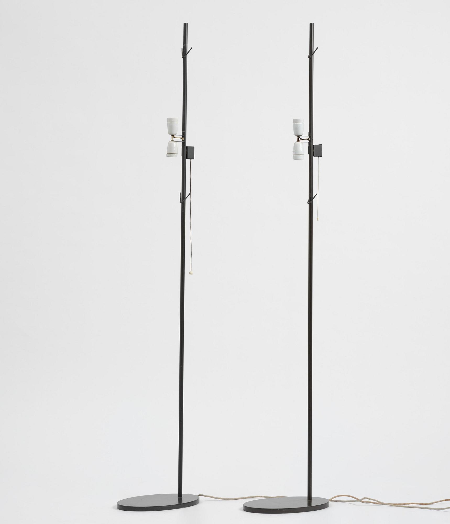 Arne Jacobsen, golvlampor, ett par, "AJ Royal", Louis Poulsen, Danmark, 1960-tal.