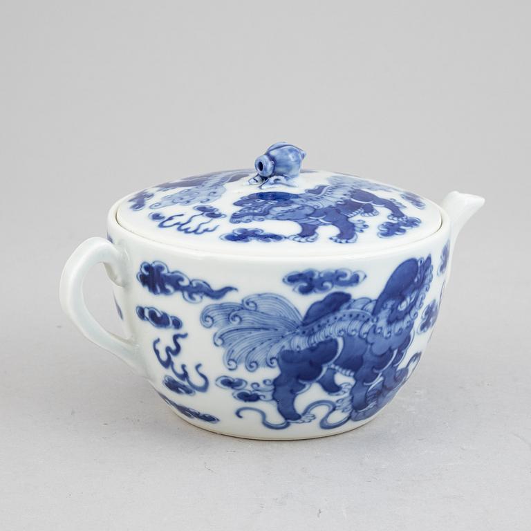 A Chinese blue and white porcelain teapot, late Qing dynasty, late 19th century.