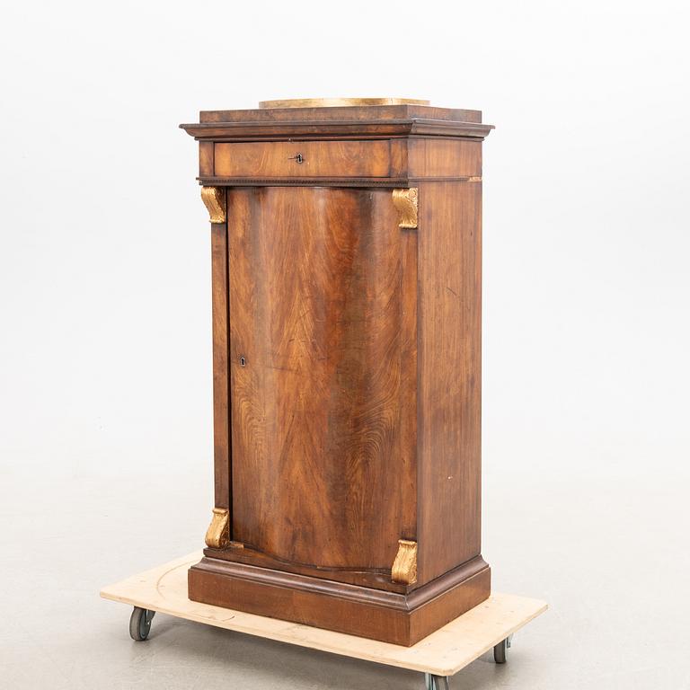 Skåp/Kolonnskåp Empire 1800-talets mitt Danmark.