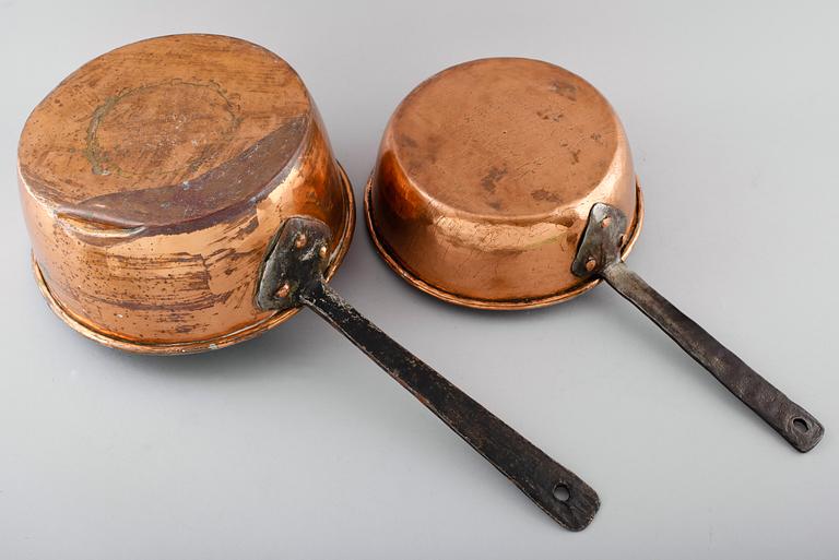 KASTRULLER, 2 st, koppar, 1800-tal.