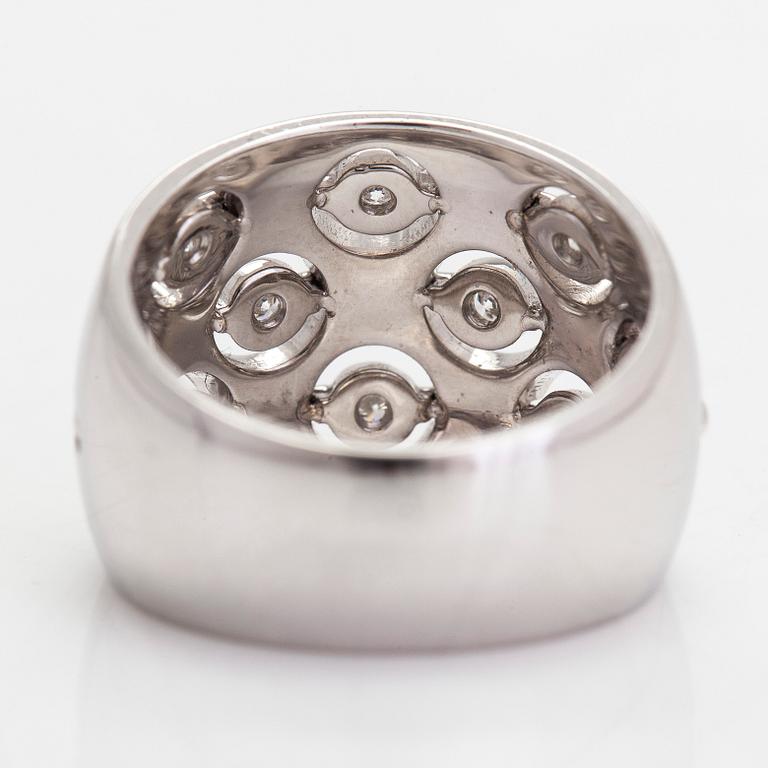 An 18K white gold ring, diamonds totalling approx. 0.21 ct, Italy.