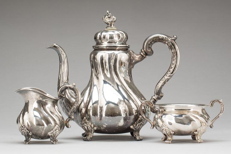 KAFFESERVIS, 3 delar. Rokokostil, tyska importstämplar. Ca 1200g.