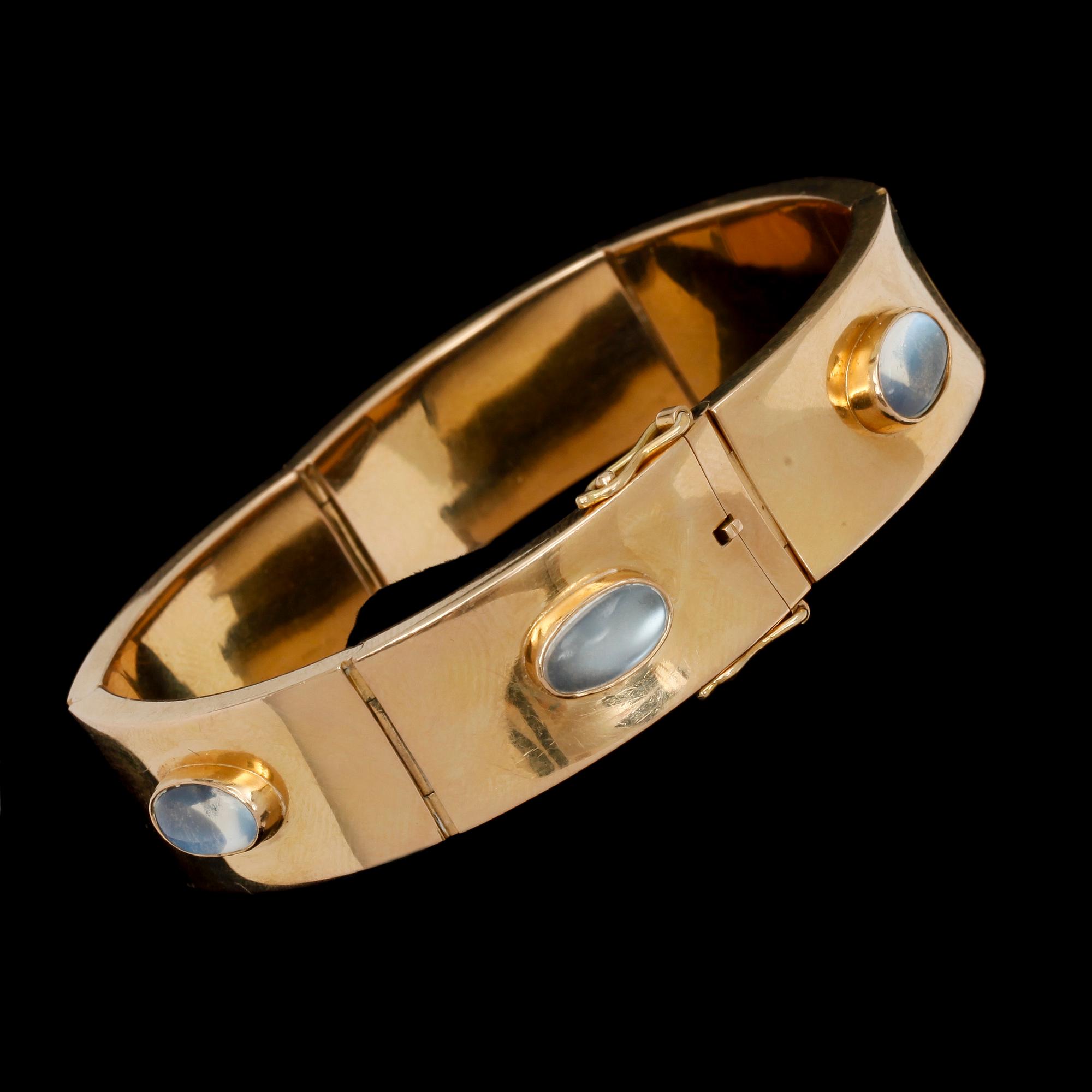 ARMLÄNK, 18k guld med cabochonslipad månsten. 1964. VIkt 57 g.