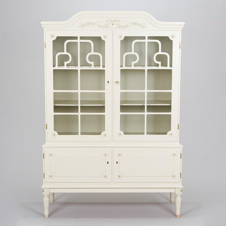 Matsalsskåp, gustaviansk stil, 1900-talets andra hälft.