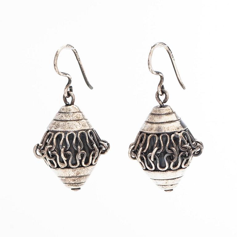 Kalevala Koru, korvakorut, hopeaa.