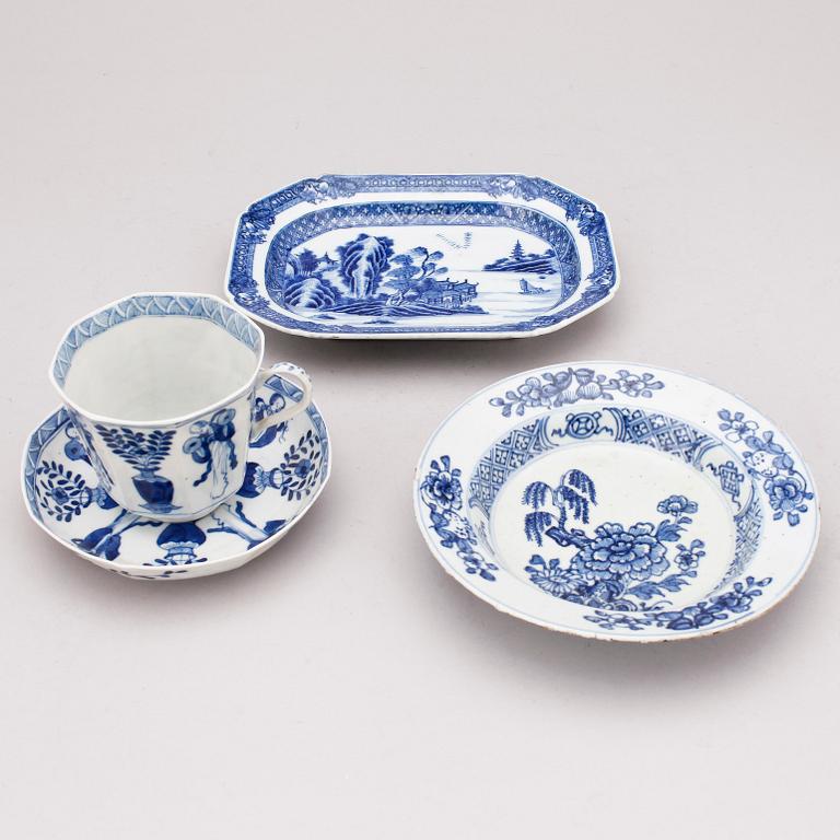 BÄRTALLRIK, FAT samt KOPP med FAT, porslin, Kina, Qing dynastin, bland annat Qianlong (1735-96).