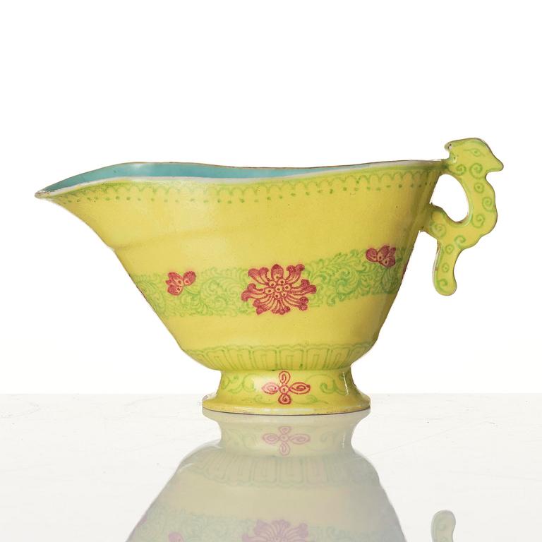 Koppar, två stycken, keramik samt kanna, porslin. Qing dynastin, 1800-tal.