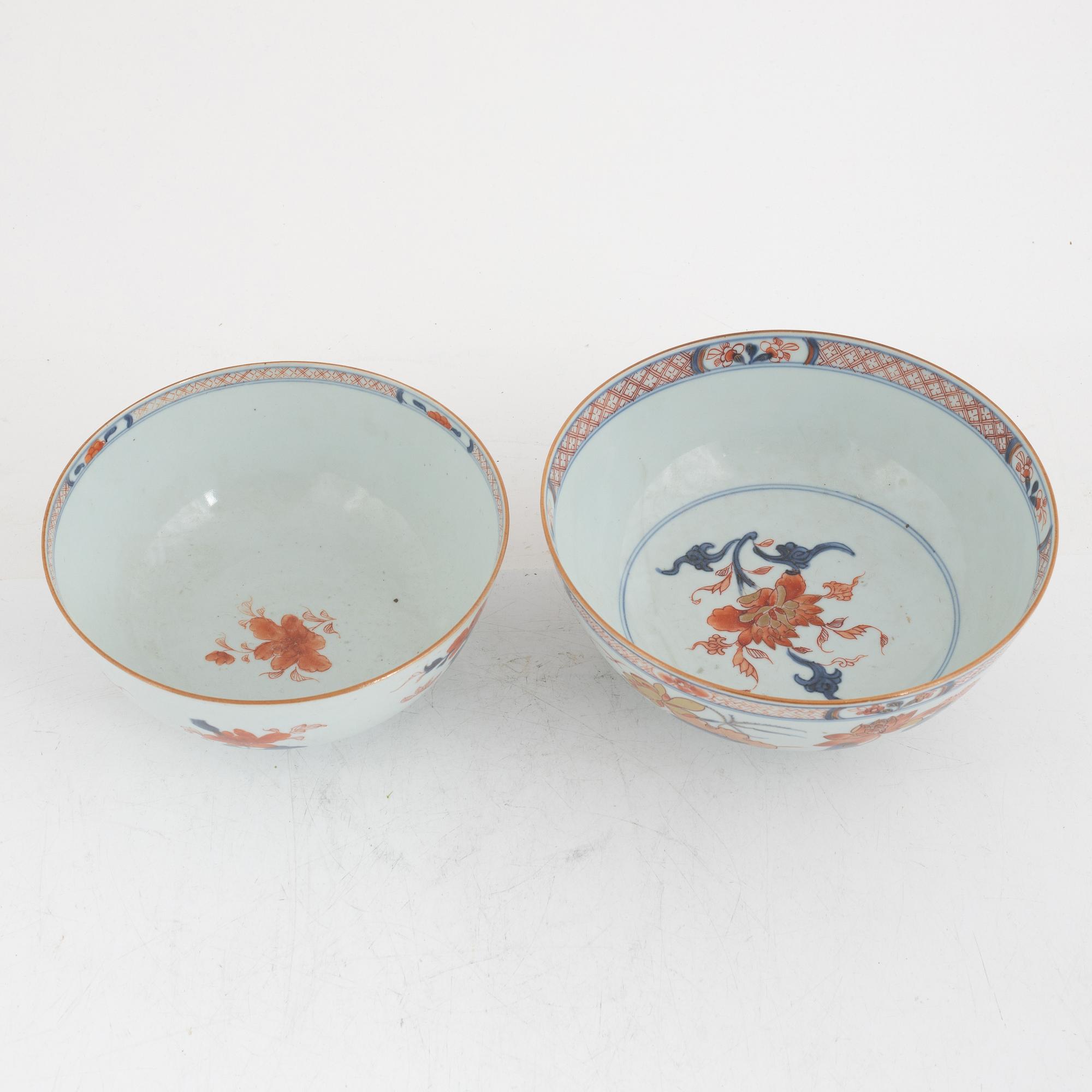 Skålfat, tre stycken samt skålar, två stycken, porslin, Kina, Qingdynastin, Qianlong (1736-95).