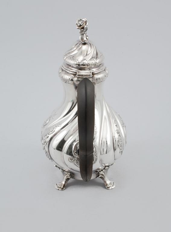 KAFFEKANNA, silver, rokokostil, C G Hallberg, Stockholm, 1942, vikt 751 gram.