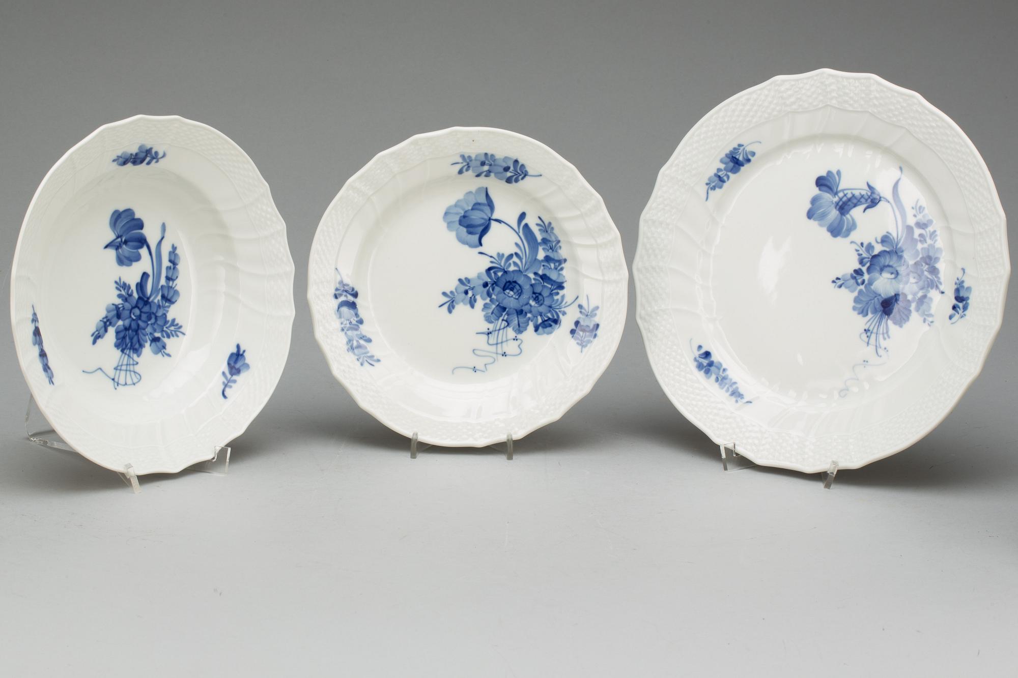 MATSERVIS, 18 delar,  porslin, "Blå blomst", Royal Copenhagen, 1900-talets andra hälft.