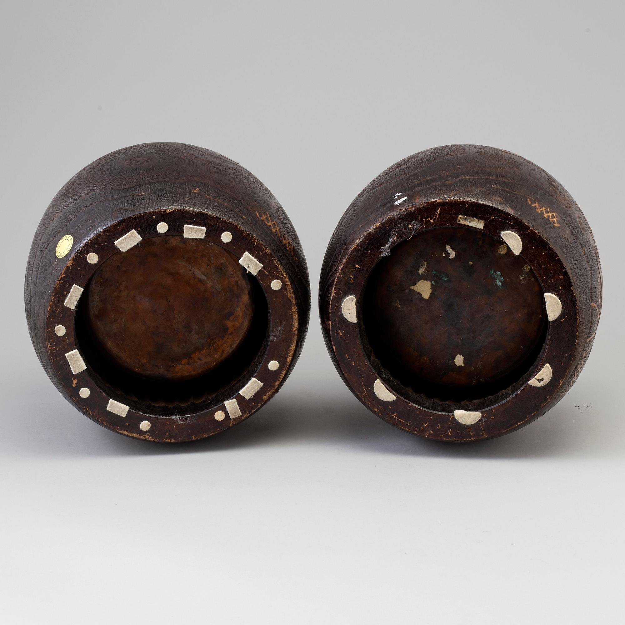HIBICHI KRUKOR, ett par, trä med kopparinsats. Japan, Meiji (1868-1912).