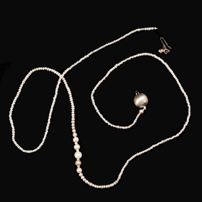 PÄRLCOLLIER, orientaliska pärlor med lås i sterlingsilver.