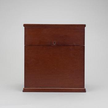 SCHATULL med 3 KARAFFER, "Linné", Olle Alberius Orrefors, 1900-talets andra hälft, numrerad upplaga 58/100.