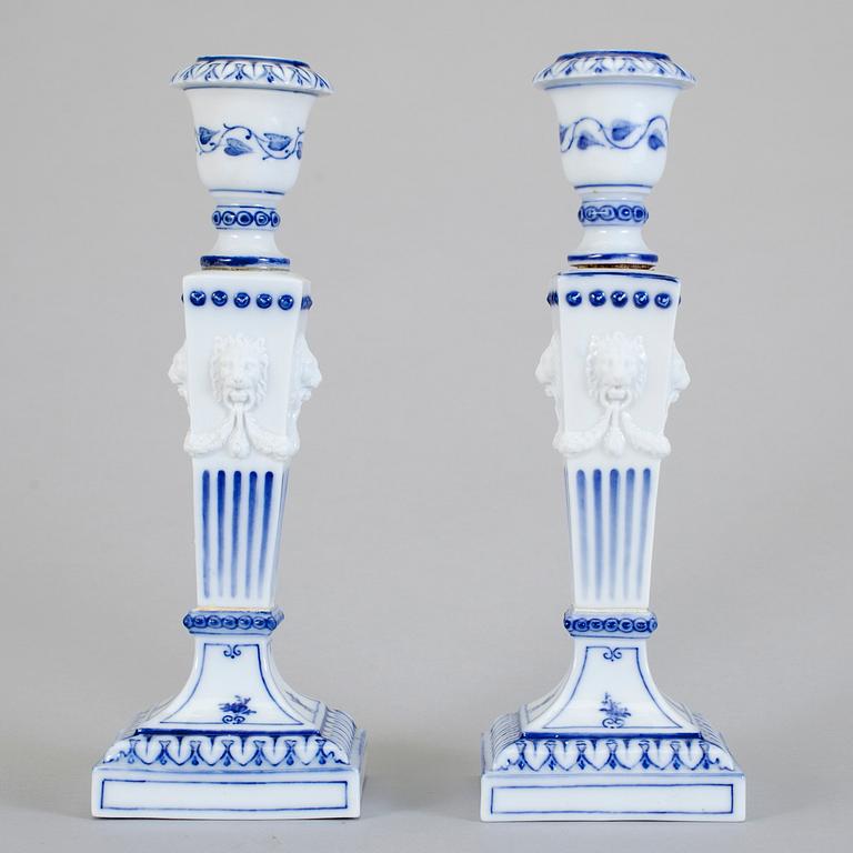 LJUSSTAKAR, ett par, "Musselmalet", Royal Copenhagen, 1800-tal.