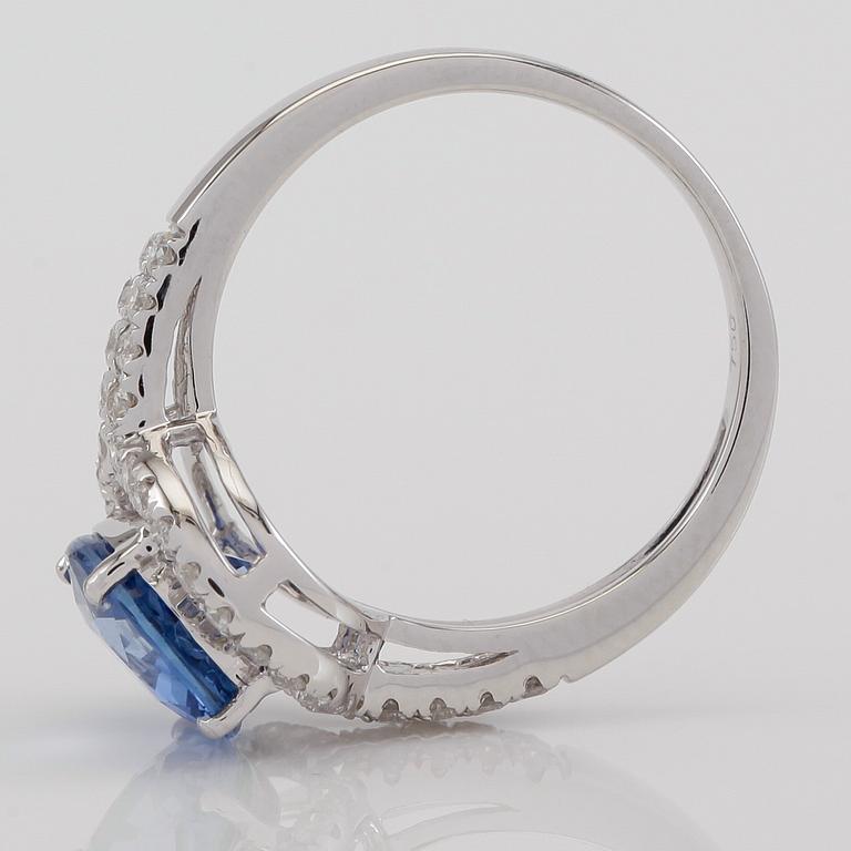 RING, 18K vitguld, safir ca 2.74 ct. och diamanter tot ca 0.39 ct.