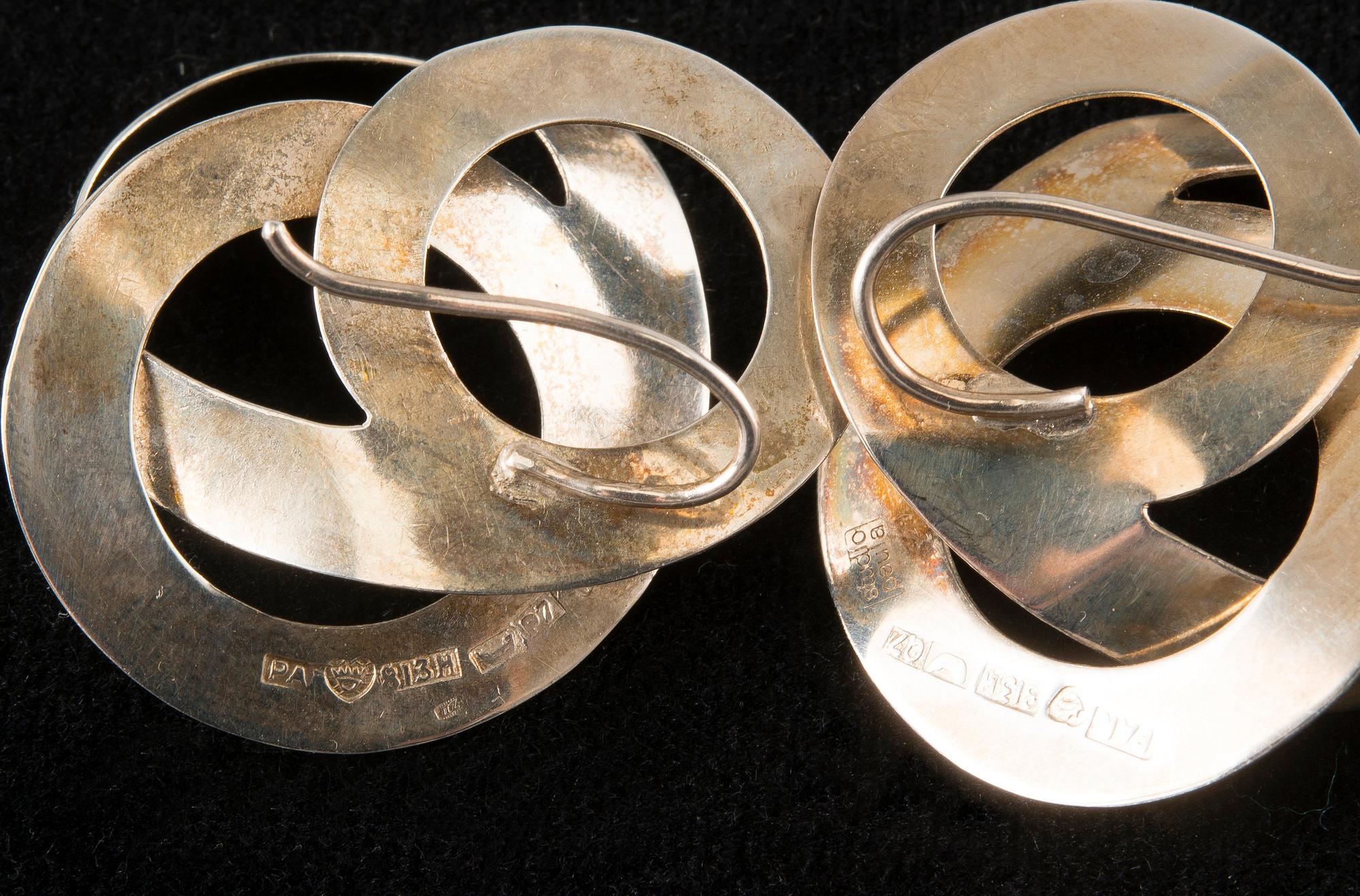 Paula Häiväoja, ÖRHÄNGEN OCH ARMRING, silver, Studio Paula, Helsingfors 1968. Vikt tot. 33,9 g.