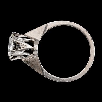 RING, 18 k vitguld, solitär briljantslipad diamant 2.01 ct.