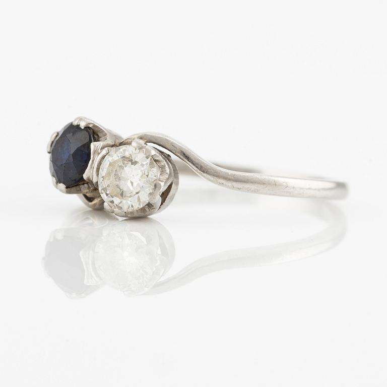 Ring, syskonring, platina med briljantslipad diamant och mörk safir.