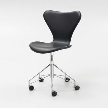 Arne Jacobsen, a leather upholstered 'Series 7´' office chair, Fritz Hansen Denmark, dated 2017.