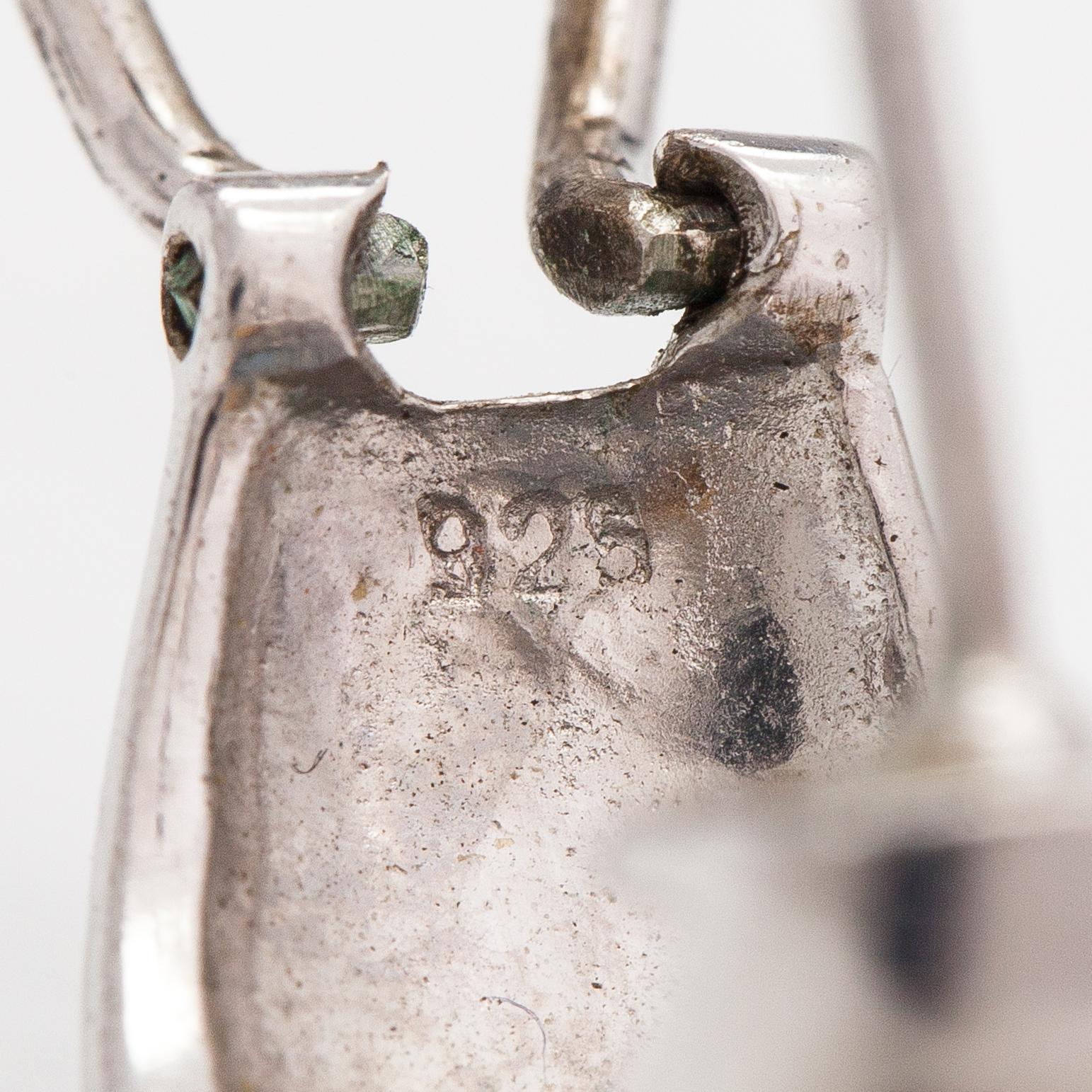 A bracelet and a pair of earrings made of silver with topazes, citrines, amethysts, sapphires and peridotes.