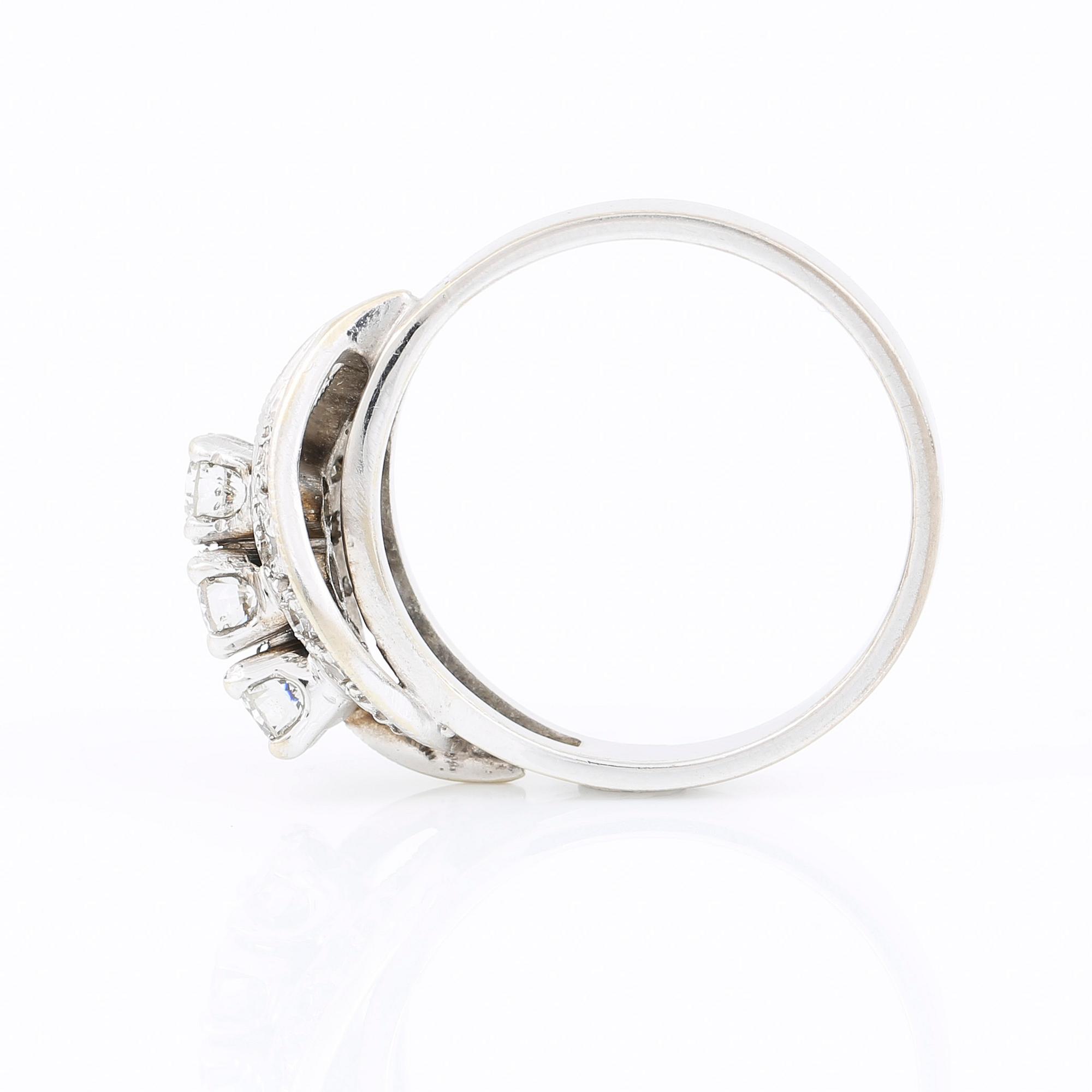 RING, 18K vitguld med briljant och åttkantslipade diamanter, tot ca 0,57 ct. Vikt ca 4,09 g.