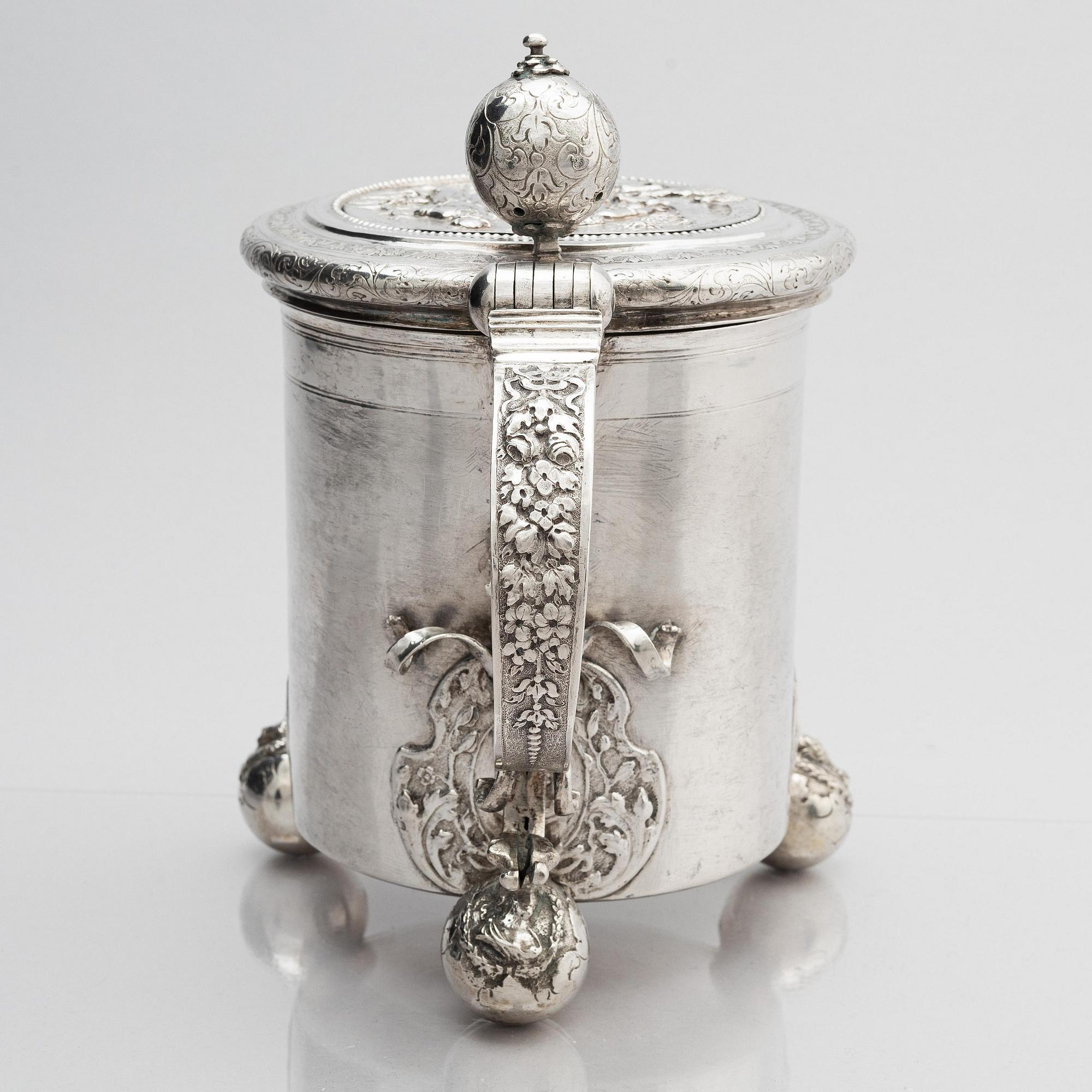 Andreas Berg, dryckeskanna, silver, (verksam 1712-1717), Pärnu, Estland. Senbarock.