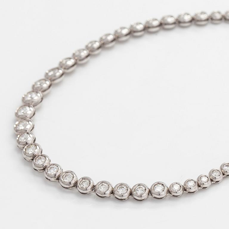 Collier, rivieré i 18K vitguld med runda briljantslipade diamanter.