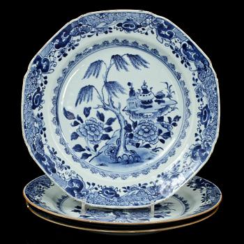TALLRIKAR, 3 st, samt STEKFAT, porslin, Kina, 1700-tal.