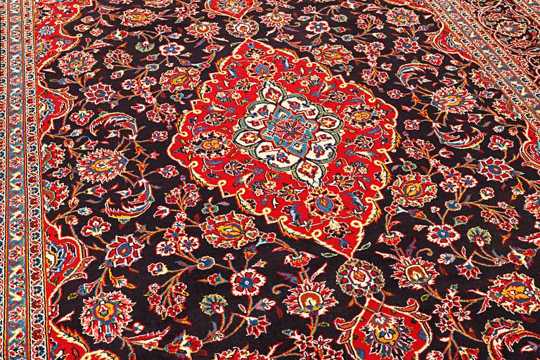 A Keshan carpet, c. 373 x 260 cm.