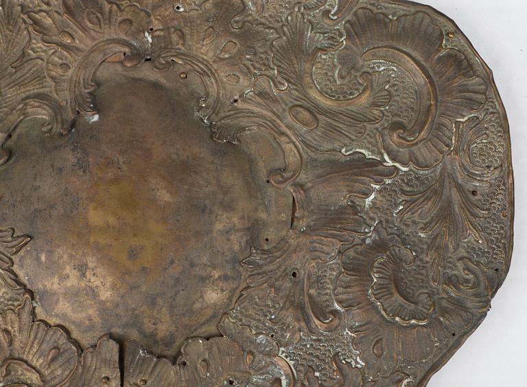 LJUSPLÅTAR, för ett ljus, ett par, försilvrad mässing.  Rokoko, 1700-talets andra hälft.