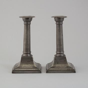 A pair of pewter candlesticks from London, 18th/19th century.