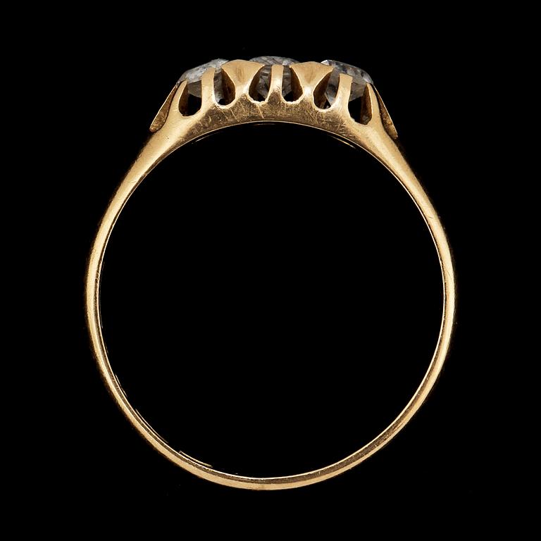 RING, 18k guld med 3 fasettslipade vita stenar, Falköping, 1952. Vikt 2 g.