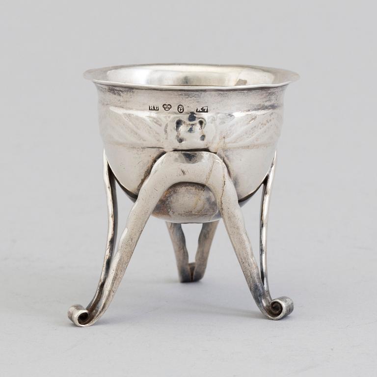 A Swedish Art Nouveau silver salt cellar with family crest Cederström, maker's mark Hugo Lundstedt, Gothenburg, 1912.