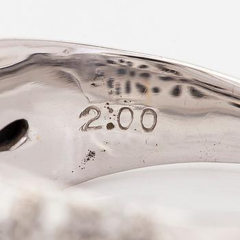 Ring, bombé, 18K vitguld och diamanter ca 2.00 ct tot enligt gravyr.